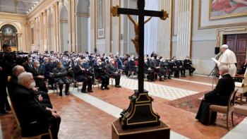 Papa diz que negar direitos fundamentais, é negar a dignidade humana