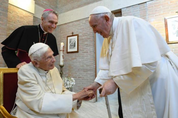 Bento XVI recebe a visita do Papa Francisco e dos novos cardeais