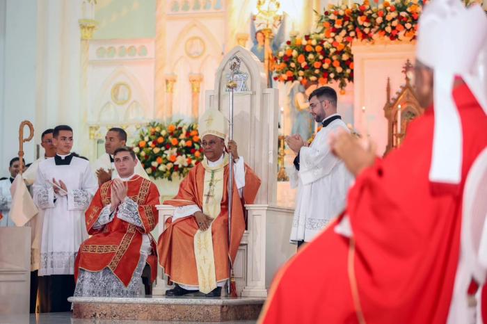 Dom Antônio Carlos Cruz toma posse na diocese de Petrolina PE